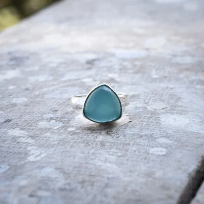 Sorprendente Blu Calcedonio Gemma 925 Argento Sterling Mano Anello Tutti Misura - Immagine 1 di 3