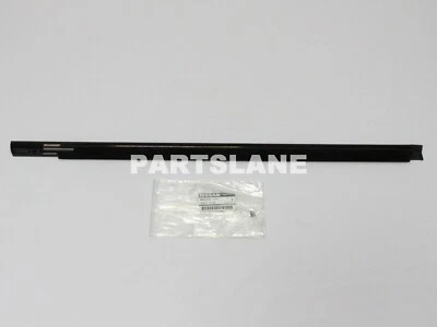 Moldura exterior puerta trasera izquierda Nissan Armada 2005-2015 OEM 82821-ZC30A Foto 1 de 2