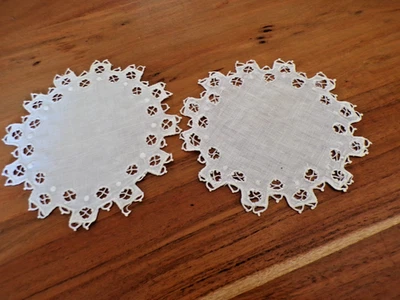 Linge ancien 2 Napperons  ronds brodés en coton blanc - Photo 1/2