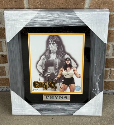 Foto 8x10 firmada por Chyna enmarcada de la WWE Norman James certificado de autenticidad JSA Foto 1 de 2