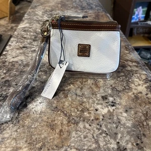 Dooney & Bourke Kiesel genarbtes Leder Medium Handgelenktasche weiß Neu mit Etikett - Bild 1 von 11