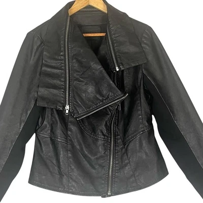 Chaqueta de motociclista de cuero vegano negra Blank NYC para mujer grande con cremallera asimétrica Baddie Foto 1 de 4