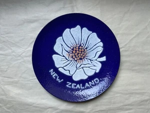 Vintage Neuseeland Emaille auf Kupfer Geschirr/Teller - weiße Blume auf dunkelblau - Bild 1 von 4