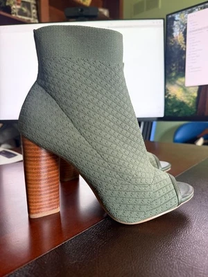 NUEVO, TALLA 7.5 Gianni Bini Calcetín Elástico Peep Toe Botines, Oliva Foto 1 de 2