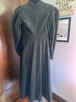 Casaco antigo da era vitoriana com acabamento em lã, seda e veludo - Imagem 1 de 4