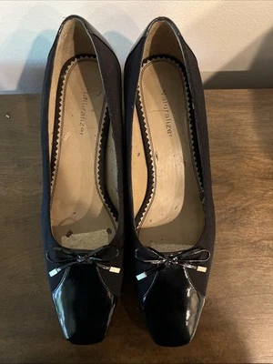 Zapato negro naturalizador punta cuadrada 8,5 elegante tacón con elegante acento de pajarita Foto 1 de 4