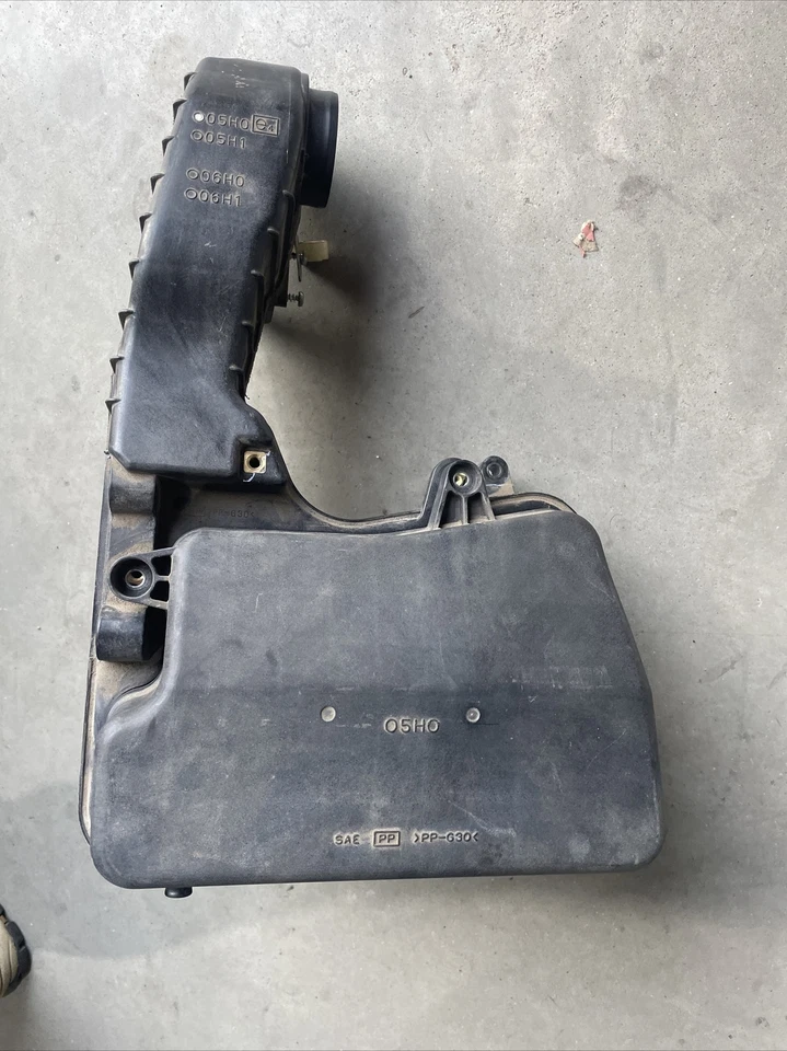 Suzuki Burgman  AN400  Air Cleaner Air Box 2007-2009  Oem 13700-05H00 - image 1 of 4