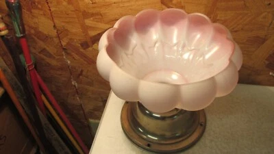 Lámpara antigua con acabado de níquel y pantalla de vidrio rosa Foto 1 de 3