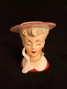 Florero Napco Vintage Cabeza de Dama Cabello Rubio Borgoña Vestido y Sombrero Perla Joyería  - Imagen 1 de 11