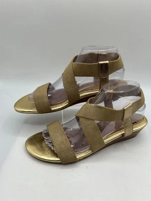 Sandalias Soffi con correa al tobillo tacón de cuña para mujer de cuero dorado de 9 W superiores ligeras y cómodas Foto 1 de 4