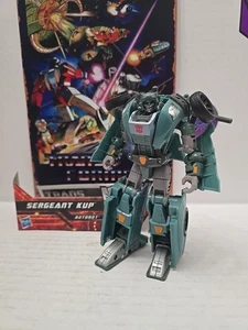 Generations Deluxe Class: Sergeant Kup - Picture 1 of 2