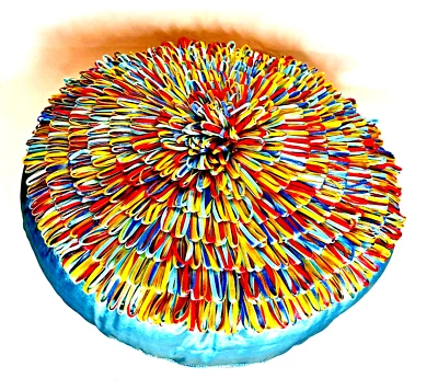 Cinta y almohada de seda azul satinado con cintas azules, rojas, amarillas y verdes de 17" de diámetro Foto 1 de 4