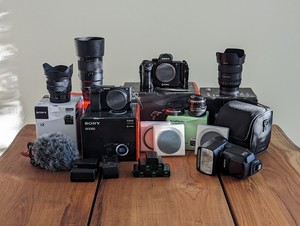 Sony A7rii, 24mm F2.8 G Master, 90mm F2.8 Macro, 40mm F1.4, A6300, 10-18mm, B+W 