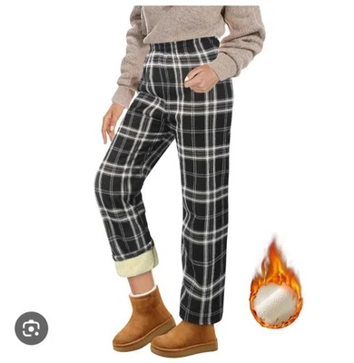 Preciosos pantalones de corte bota a cuadros en blanco y negro Foto 1 de 4