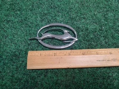 2000-2009 CHEVROLET IMPALA EMBLEMA PAINEL QAURTER LADO DIREITO 10424490 3S7 - Imagem 1 de 4