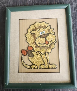 Vintage Kies Kiesel Kunst Bild Löwe mit roter Schleife am Schwanz 9" x 11" - Bild 1 von 6