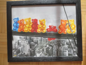 bild druck mit holzrahmen schwarz ,gummibären auf stahlträgern, hinter glas - Bild 1 von 1