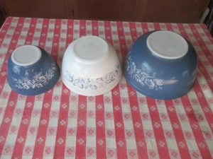 SET OF 3 VTG PYREXMIXING BOWLS COLONIAL MIST BLUE/WHITE DAISY 401/402/403 NICE - Picture 1 of 5