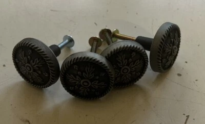 Perilla de puerta gris metal/latón con diseño de hoja de flor Foto 1 de 4