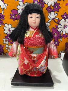 Vintage japanisches Sammlerstück Ichimatsu 11 Zoll Blütenblatt Kimono antike Puppe auf Sockel - Bild 1 von 6