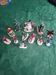 Lemax Christmas Village 12 figuras esquí, patinaje muñeco de nieve etc en muy buena condición - Imagen 1 de 4