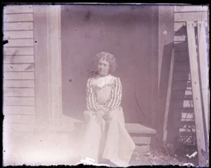 (1) LATE 1800sEARLY 1900s GLASS NEGATIVE, UNKNOWN YOUNG WOMAN, UNKNOWN LOCATION - Picture 1 of 2