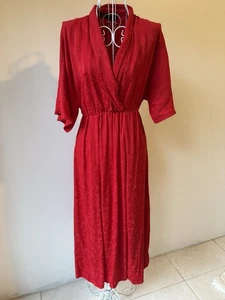 Zara Midikleid Gummibund Viskose Rot Schlitze Gr. XS Blumen Struktur Print  - Bild 1 von 9