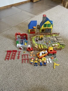 Cailou Feuerwache & Scheune Spielset mit Figuren, Zubehör und Fahrzeugen - Bild 1 von 18