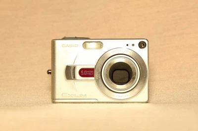卡西欧 EXILIM EX-Z50 500 万像素数码相机 - 银色 - 已测试,含电池 — 第 1/4 张图片