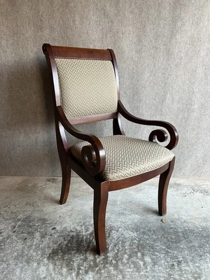 Sillas laterales de comedor tapizadas Bassett Regency/Impire Foto 1 de 4