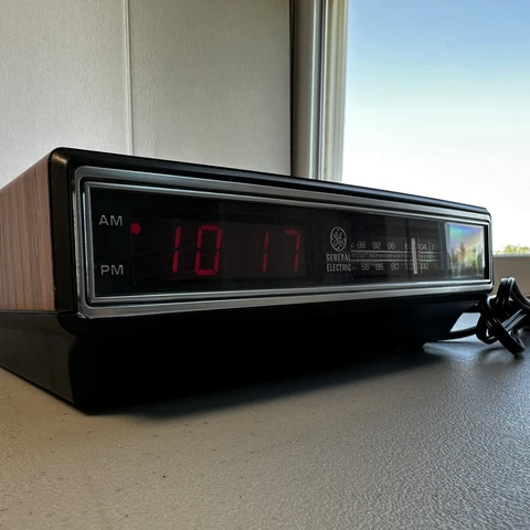 GE Digital Alarm Clock Radio 7-4625A  AM/FM Woodgrain Red Light General Electric Cover