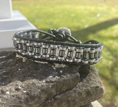 Pulsera de cuero con cuentas de hematita para hombre con cierre de triskelion pulsera de motociclista EE. UU. Foto 1 de 4