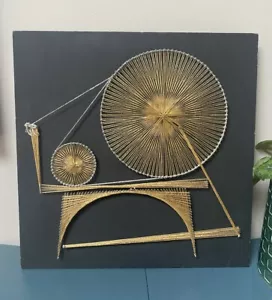 Quadro Vintage Anni 70 Mcm Stringa Spilla Nail Art Ingranaggio Ruota Appeso a Parete Kitsch Retrò - Foto 1 di 14