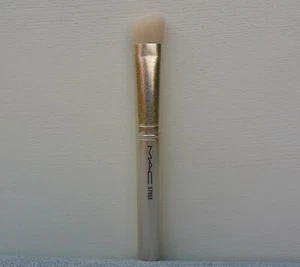 MAC 570SE Angled Large Shadow Brush, Travel Size, Brand New! - Picture 1 of 6