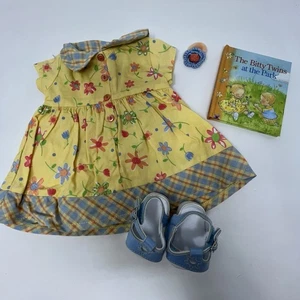 American Girl Puppe zickig Baby Zwillinge sonnige Tage Mädchen Kleid Schuhe Buch Haargummi - Bild 1 von 7
