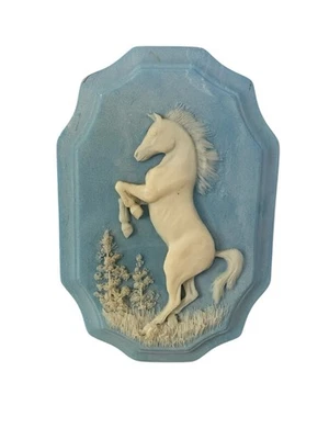 令人惊叹的Incolay墙面装饰板 Design Gifts Inc白马蓝色斑块 — 第 1/4 张图片