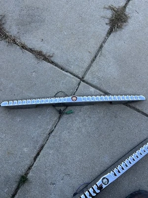 98-03 Jaguar Vanden Plas VDP tampa de bota porta-malas tampa de moldagem cromada OEM centro vermelho - Imagem 1 de 4