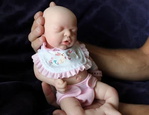 12 Zoll Reborn Baby MÄDCHEN Puppe Silikon Ganzkörper wasserdicht Zubehör enthalten - Bild 1 von 19
