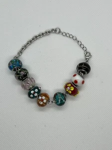 9 qm stilvolles Armband mit Glasperlen in mehrfarbiger Emaille und Edelstahl - Bild 1 von 2