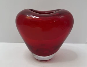 Jarrón de vidrio artístico corazón rojo hecho en Rumania pesado 6" X 5,75" - usado en excelente estado - Imagen 1 de 8