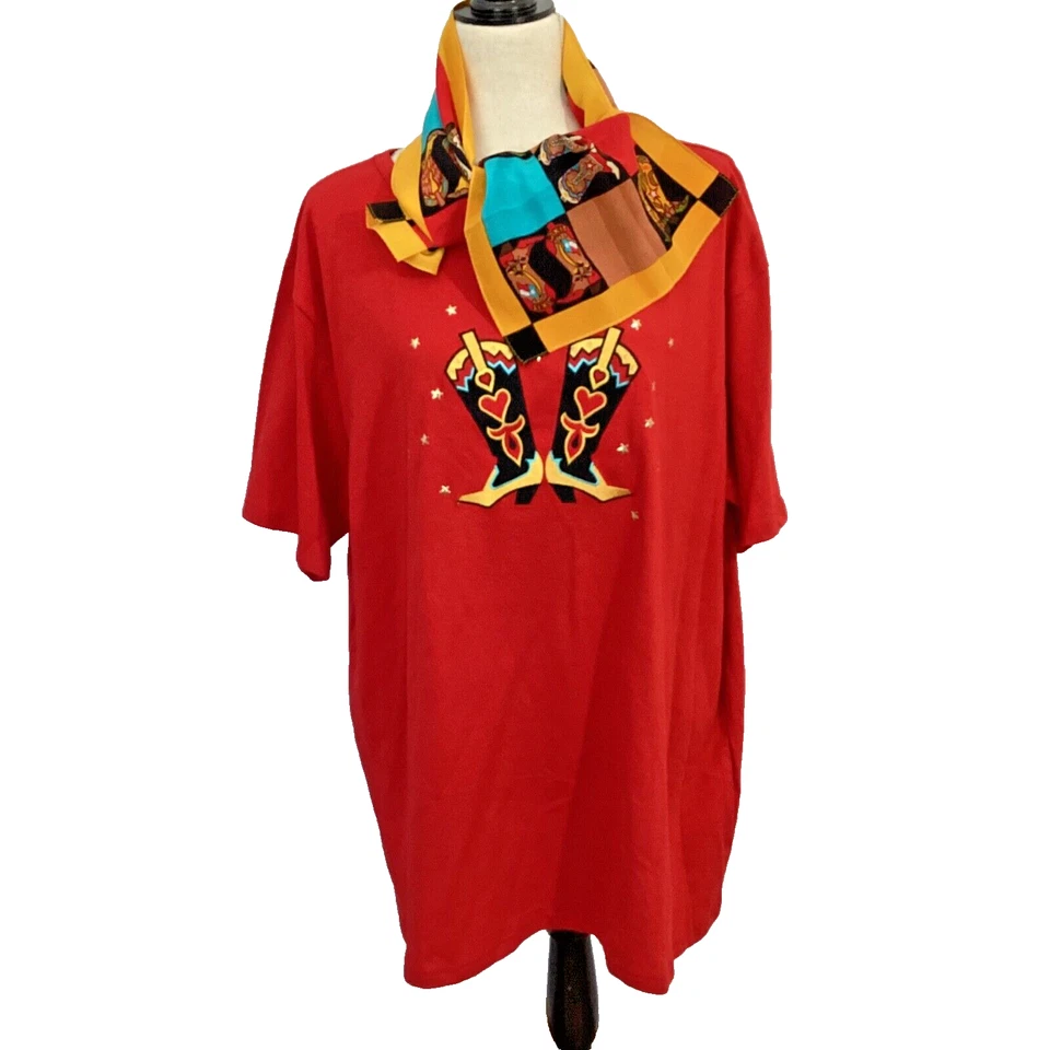 NUEVO CON ETIQUETAS DE COLECCIÓN BOB MACKIE CONJUNTO DE ARTE PORTÁTIL (2) CAMISETA ROJA BUFANDA BOTAS VAQUERAS OCCIDENTALES 2X Foto 1 de 4