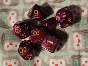 ~ Schöne Spielwürfel 7er Set D&D D und D Würfel Deep Maroon Gold Zahlen DND - Bild 1 von 2