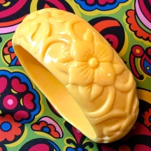 Carved Flower Bangle Bracelet Chunky Yellow Retro Vintage Style Floral - Picture 1 of 8