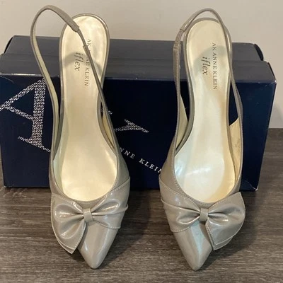 ANNE KLEIN ~ 8 ~ Point Toe Kitten Heel Slingback Bow Cinza "Pansy" Novo Na Caixa ~FRETE GRÁTIS - Imagem 1 de 4