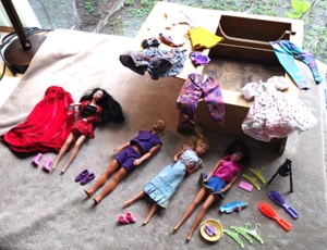 LOTE De Colección MUÑECA Barbie Antigua Malasia Ropa Zapatos Perchas Estuche Hecho en Casa - Imagen 1 de 17