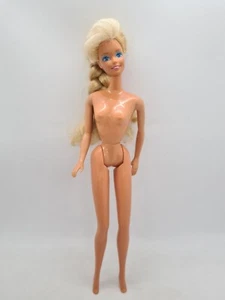 Barbie Puppe mir der Aufschrift Mattel. Inc. 1966 Malaysia mit Gewand - Imagen 1 de 10