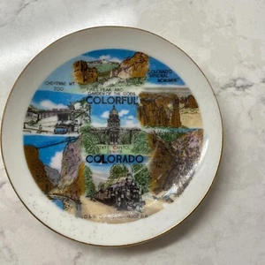 Plato pequeño de recuerdo decorativo vintage colorido del estado de Colorado con adornos dorados de 4" - Imagen 1 de 10