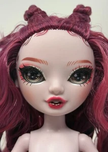 Muñeca Articulada Desnuda Rosa Escarlata Serie 3 Rainbow High Shadow Pelo Rojo Granate - Imagen 1 de 15