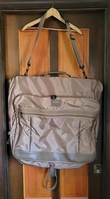 Bolsa de ropa plegable Le Pointe by Skyway. Foto 1 de 4