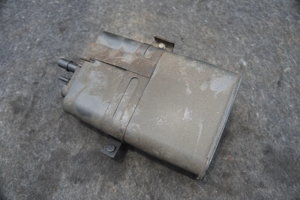 Evaporador de bote de carbón de vapor de combustible 17113332 OEM Chevrolet Corvette C6 00-13 Foto 1 de 4